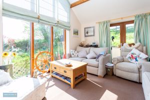 Owls Hoot - Sitting Room- click for photo gallery